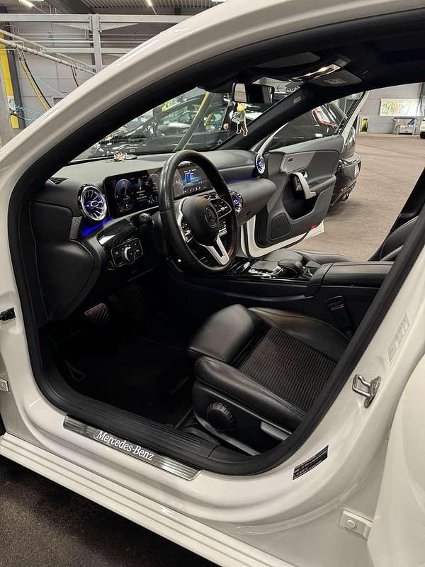 Gebraucht Mercedes A180 116 PS (85 kW) 2019 Limousine