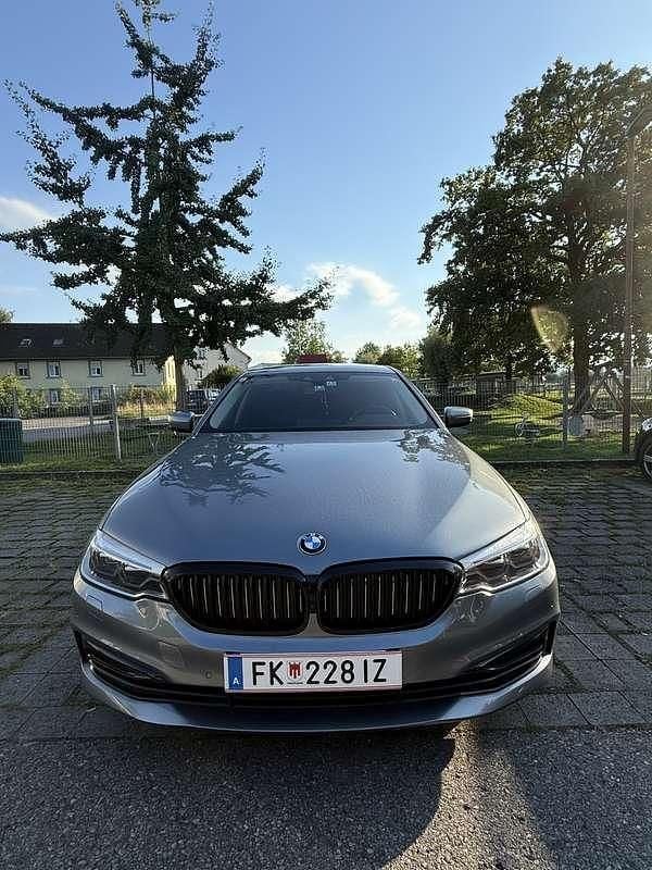 Grau Gebraucht 2018 BMW 520 Luxury Line Limousine | € 27.999 (Fairer Preis) - Bild 1/4