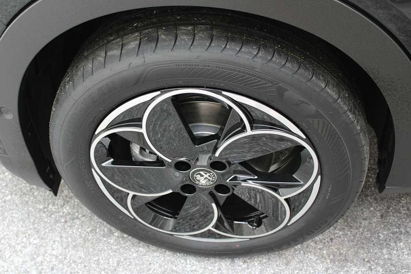 Neu Alfa Romeo Junior Edizione Speciale 114 kW (156 PS) 2025 Schwarz SUV