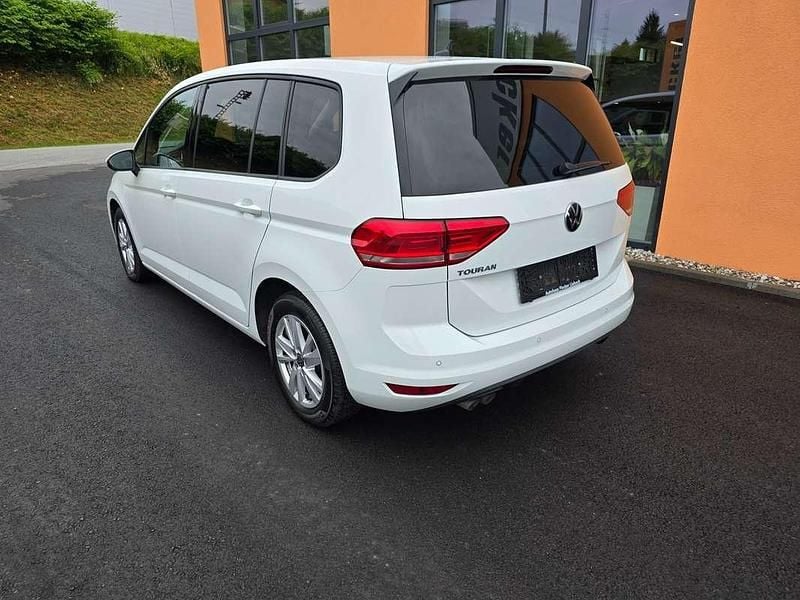 Gebraucht VW Touran Basis 150 PS (110 kW) 2021 Weiß Van / Kleinbus