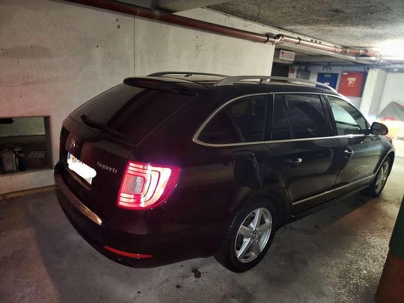 Gebraucht Skoda Superb Elegance 140 PS (102 kW) 2011 Schwarz Kombi
