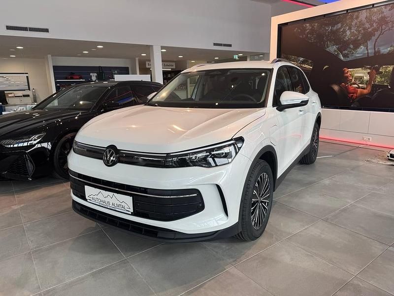 Weiss metallicperleffekt Neu 2025 VW Tiguan SUV | € 44.900 (Superpreis) - Bild 1/4