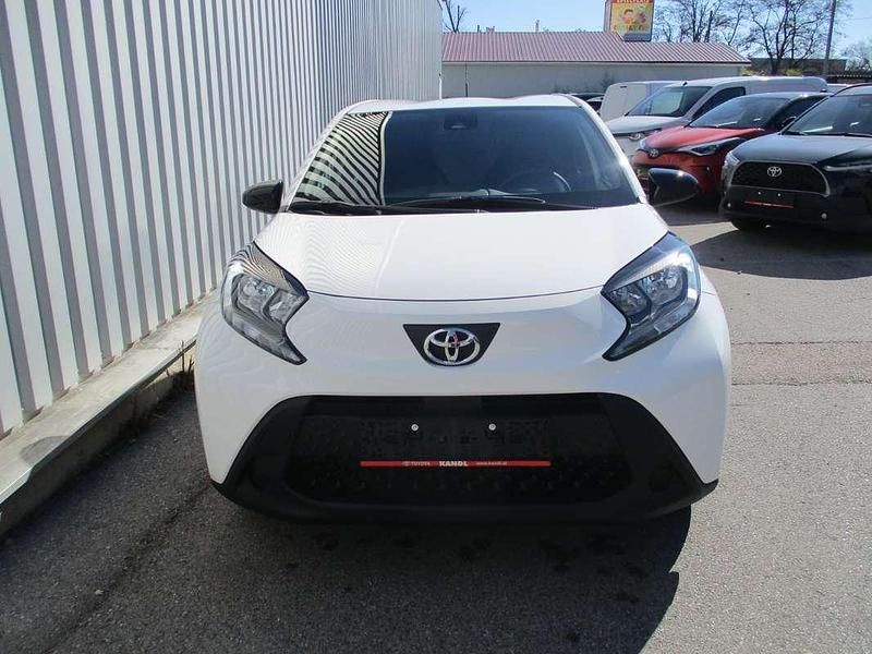 Neu Toyota Aygo Play 72 PS (52 kW) 2025 Weiß Kleinwagen