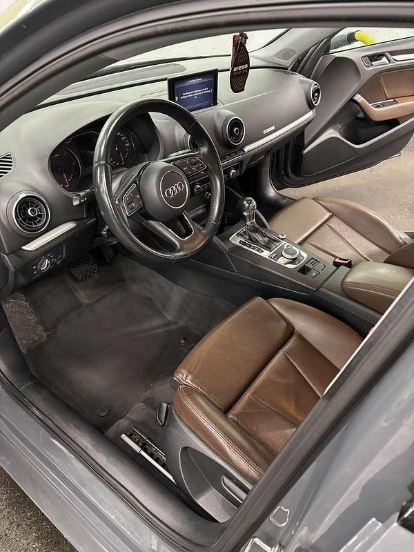 Gebraucht Audi A3 Sport 116 PS (85 kW) 2018 Grau Limousine