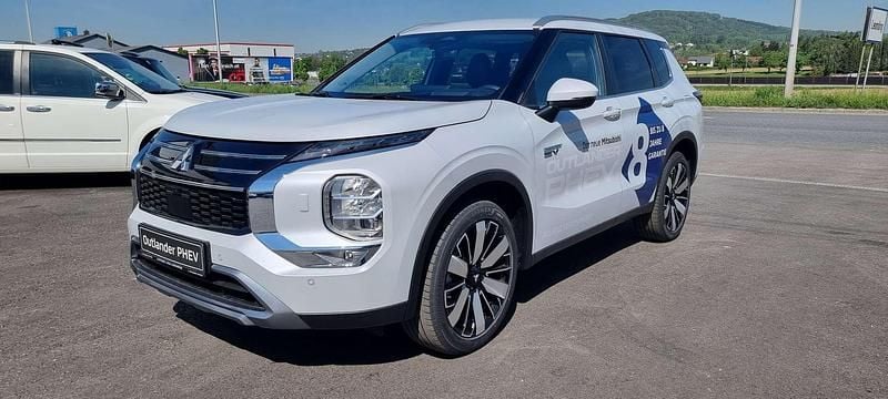 Neu Mitsubishi Outlander P-HEV Intense 136 PS (100 kW) 2025 Weiß SUV