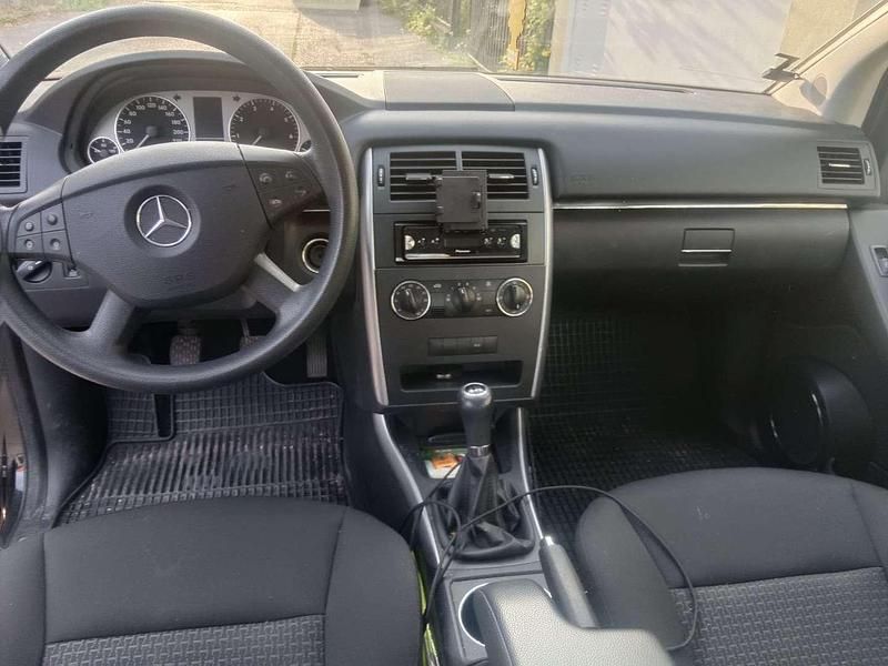 Schwarz Gebraucht 2011 Mercedes B180 Edition Van / Kleinbus | € 5.900 (Etwas zu teuer) - Bild 1/4