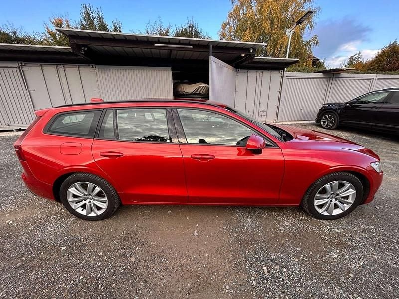 Gebraucht Volvo V60 Momentum 150 PS (110 kW) 2019 Rot Kombi