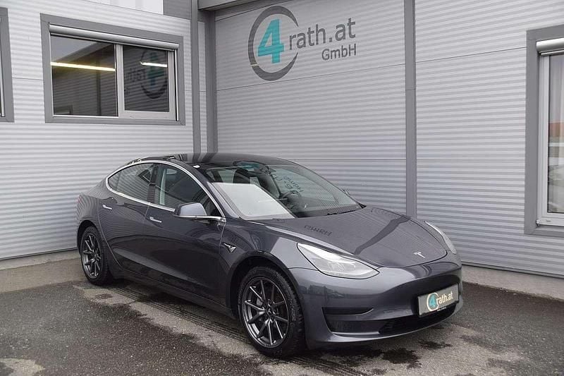 Grau Gebraucht 2020 Tesla Model 3 Standard Range Limousine | € 18.880 (Fairer Preis) - Bild 1/4