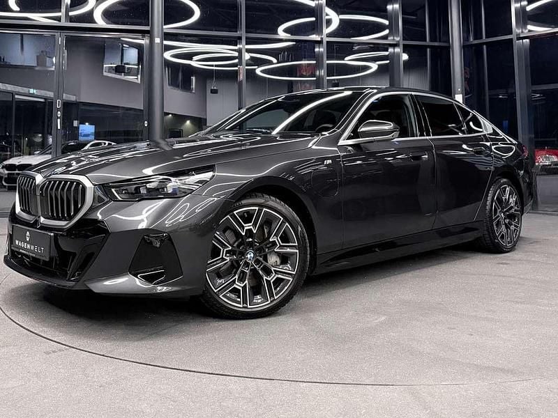 Gebraucht BMW 550e Comfort Edition 313 PS (230 kW) 2025 Grau Limousine