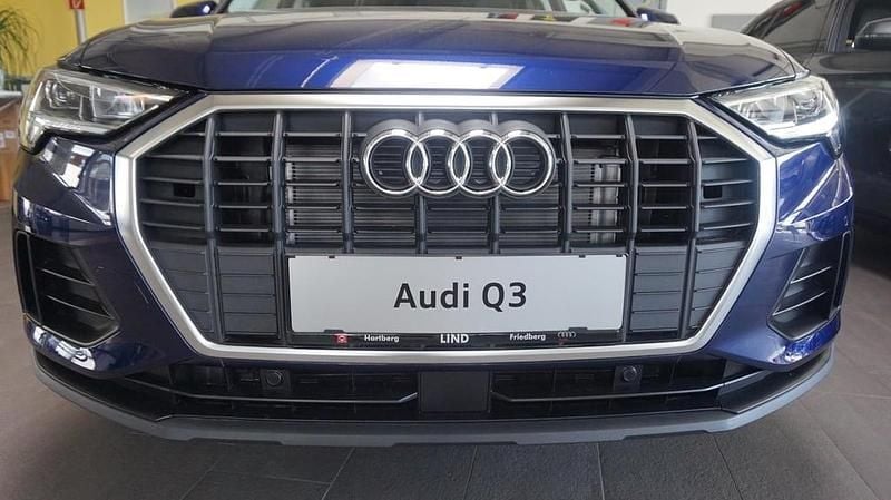 Gebraucht Audi e-tron Basis 245 PS (180 kW) 2023 Mittelblau  metallic SUV