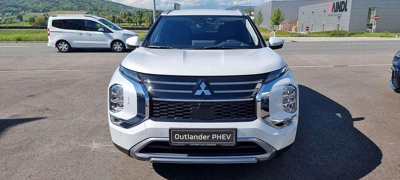 Neu Mitsubishi Outlander P-HEV Intense 136 PS (100 kW) 2025 Weiß SUV