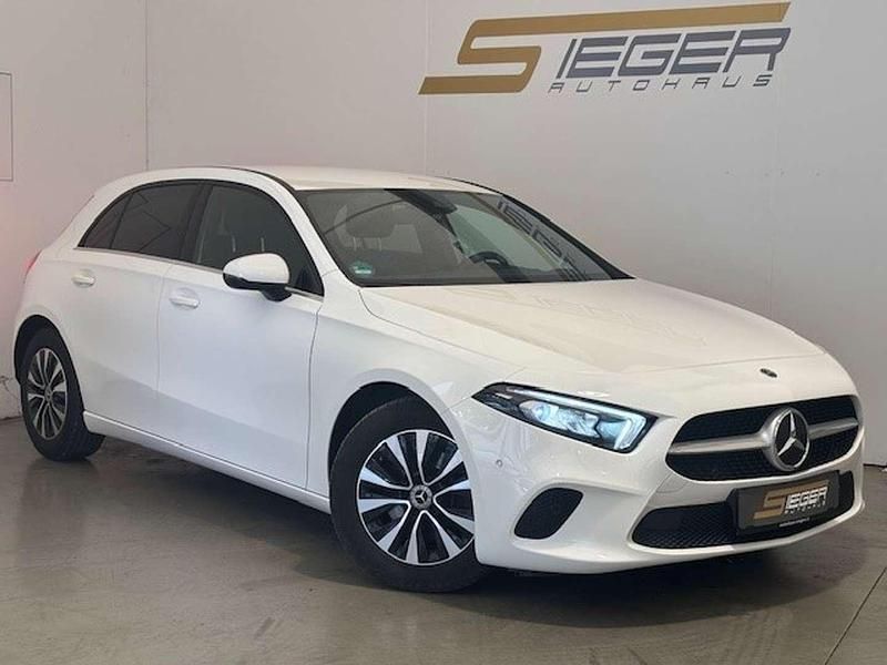 Weiß Gebraucht 2022 Mercedes A180 Limousine | € 23.990 (Fairer Preis) - Bild 1/4