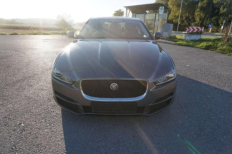 Schwarz Gebraucht 2015 Jaguar XE Limousine | € 7.390 - Bild 1/4