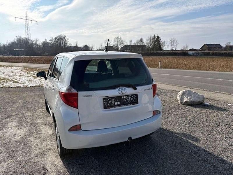 Gebraucht Toyota Verso-S Active 90 PS (66 kW) 2011 Weiß Van / Kleinbus