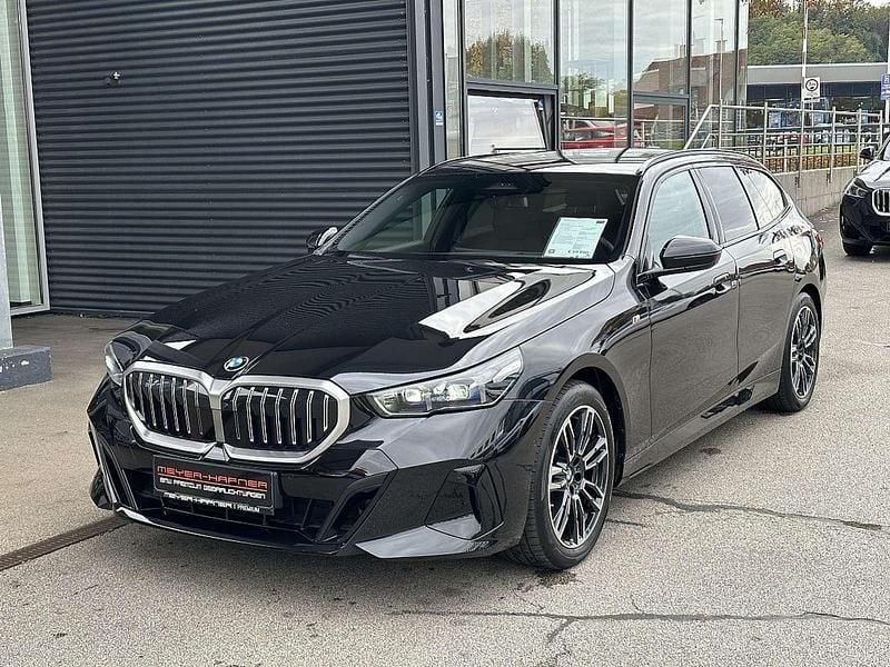 Saphirschwarz Gebraucht 2025 BMW 520 M Sport Kombi | € 59.990 (Fairer Preis) - Bild 1/4