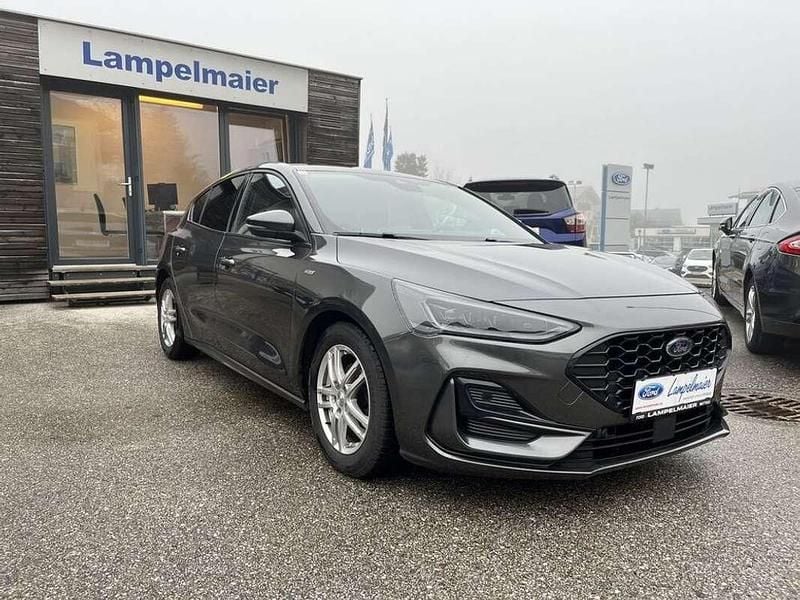 Grau Gebraucht 2022 Ford Focus ST-Line X Limousine | € 21.500 (Fairer Preis) - Bild 1/4