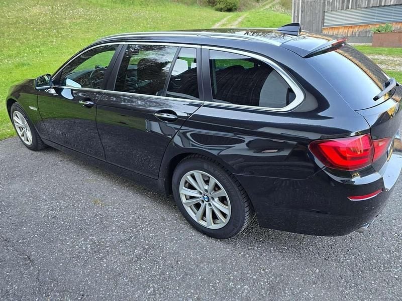 Schwarz Gebraucht 2011 BMW 525 Sport Line Kombi | € 9.999 (Teuer) - Bild 1/4