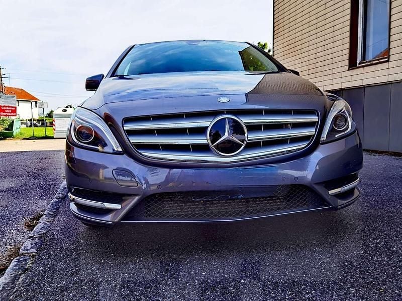 Grau Gebraucht 2013 Mercedes B180 Van / Kleinbus | € 8.900 (Guter Preis) - Bild 1/4