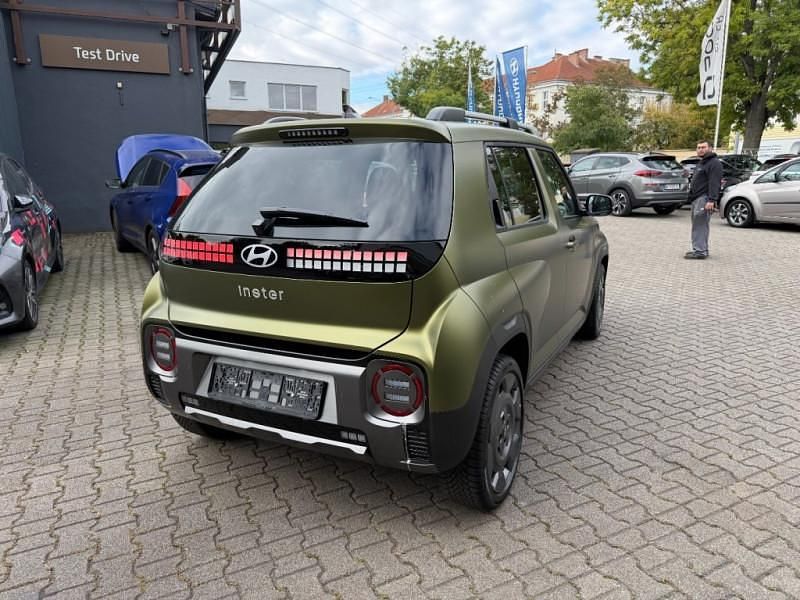 Neu Hyundai Inster 27 kW (38 PS) 2025 Amazonas green matte Kleinwagen