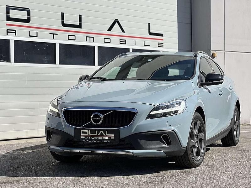 Blau Gebraucht 2017 Volvo V40 CC Momentum Kombi | € 12.900 - Bild 1/4