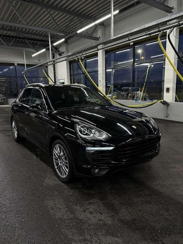 Schwarz Gebraucht 2016 Porsche Cayenne SUV | € 30.000 - Bild 1/4