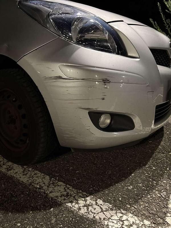 Silber Gebraucht 2011 Toyota Yaris Limousine | € 2.000 (Guter Preis) - Bild 1/4