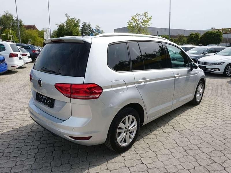 Gebraucht VW Touran Comfortline 122 PS (89 kW) 2022 Silber Van / Kleinbus