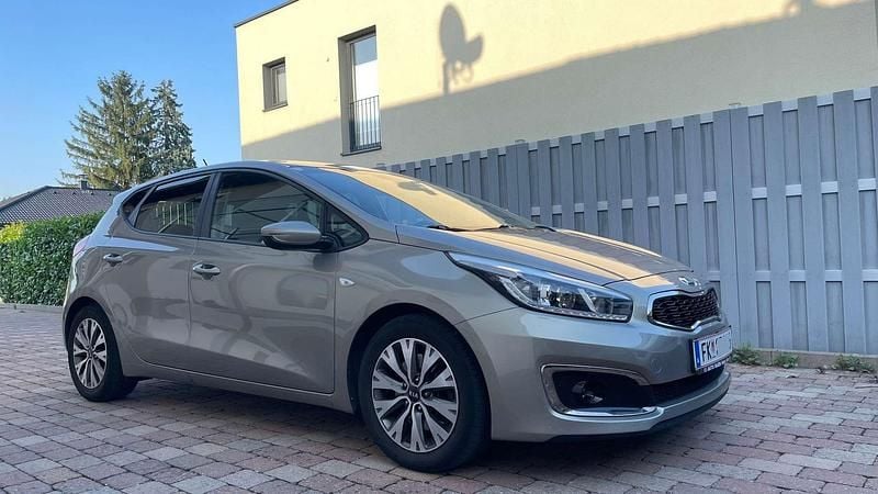 Grau Gebraucht 2016 Kia Ceed Silver Kleinwagen | € 9.800 (Fairer Preis) - Bild 1/4