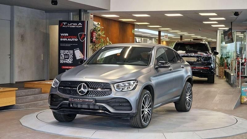 Grau Gebraucht 2021 Mercedes GLC300e AMG line Coupé | € 49.950 - Bild 1/4