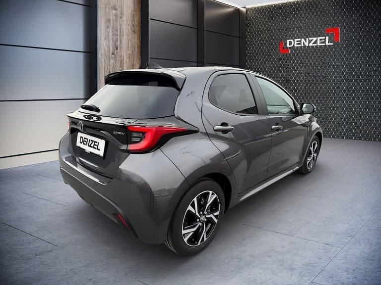 Neu Toyota Yaris Hybrid Active 92 PS (67 kW) 2026 Ash grey Limousine