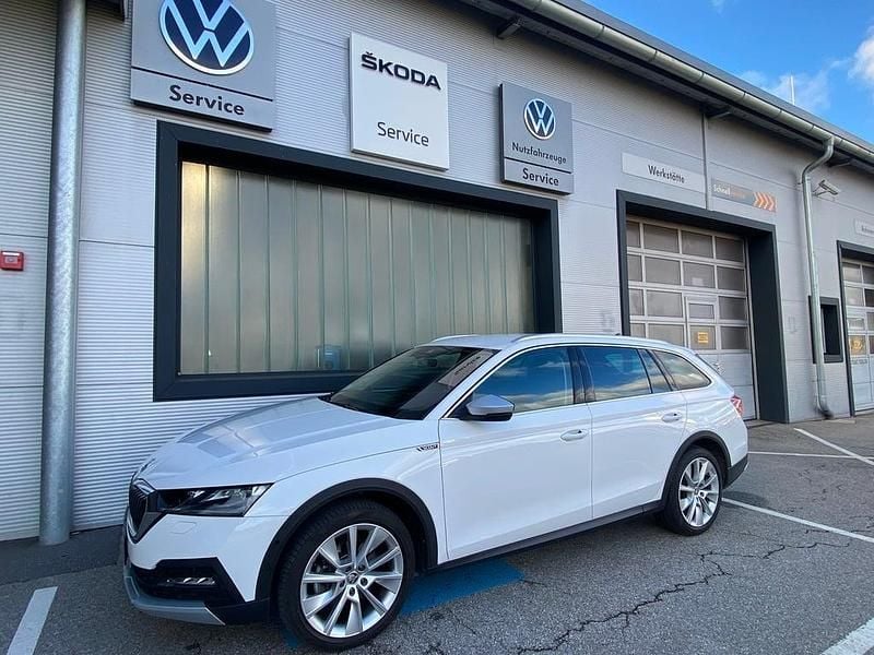 Weiss normal Gebraucht 2023 Skoda Octavia Kombi | € 33.300 - Bild 1/4