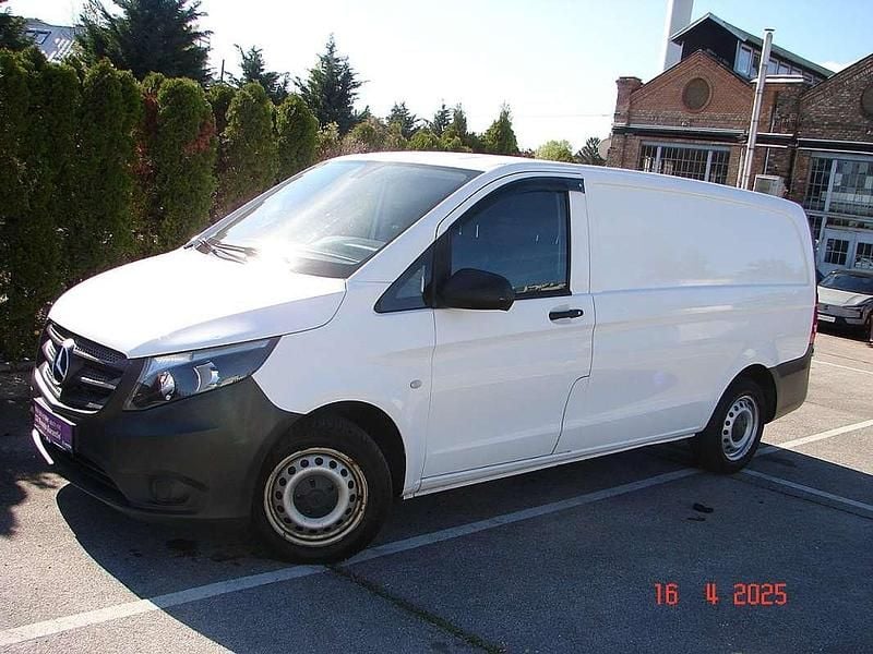 Schwarz Gebraucht 2018 Mercedes Vito Van | € 14.990 (Fairer Preis) - Bild 1/4