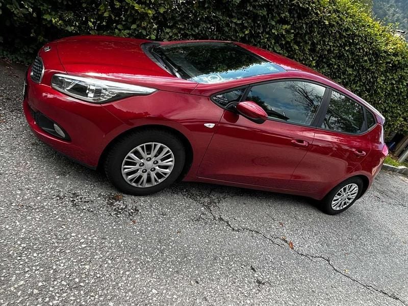 Rot Gebraucht 2015 Kia Ceed Kleinwagen | € 7.999 (Fairer Preis) - Bild 1/4
