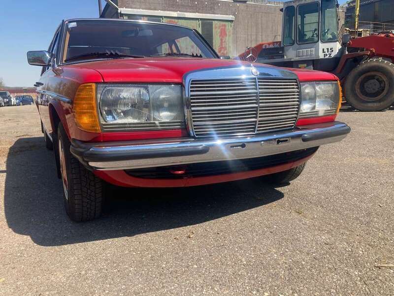 Gebraucht Mercedes 240 72 PS (52 kW) 1983 Rot Limousine