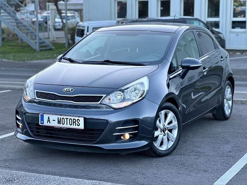 Grau Gebraucht 2016 Kia Rio Limousine | € 7.390 (Fairer Preis) - Bild 1/4