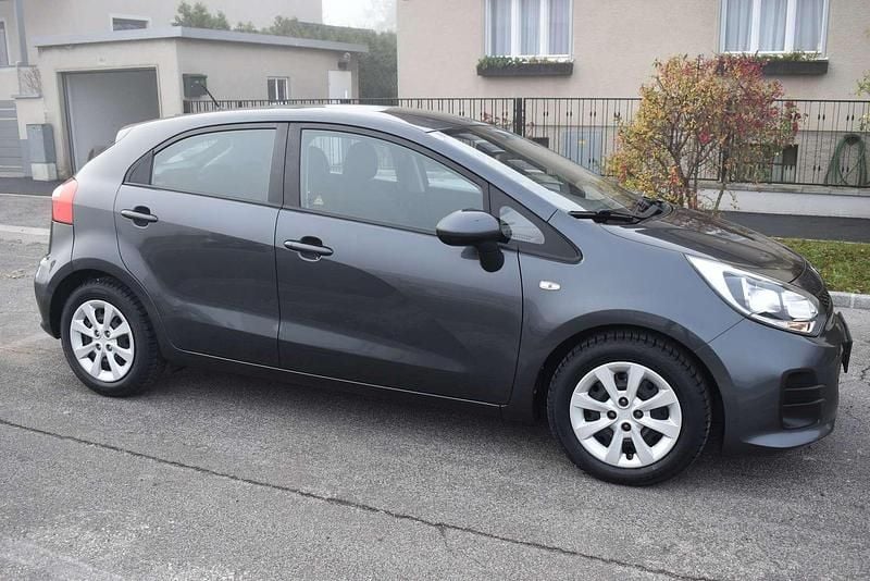 Grau Gebraucht 2016 Kia Rio Limousine | € 7.800 (Fairer Preis) - Bild 1/4