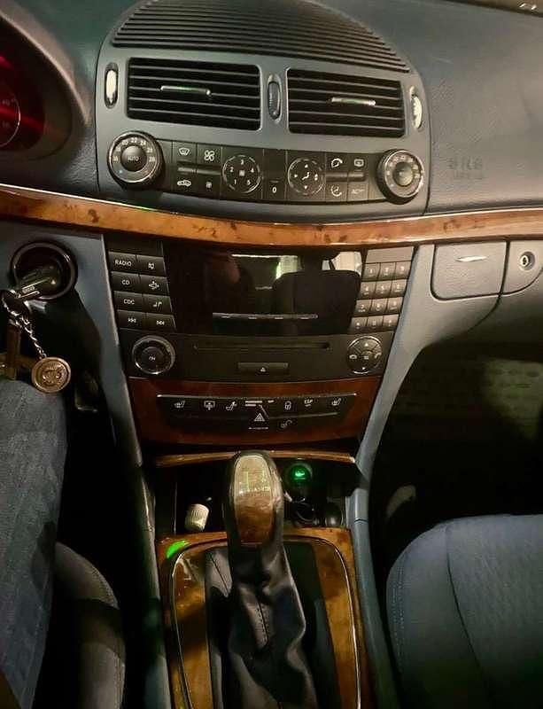 Gebraucht Mercedes E220 Elegance 150 PS (110 kW) 2003 Blau Limousine