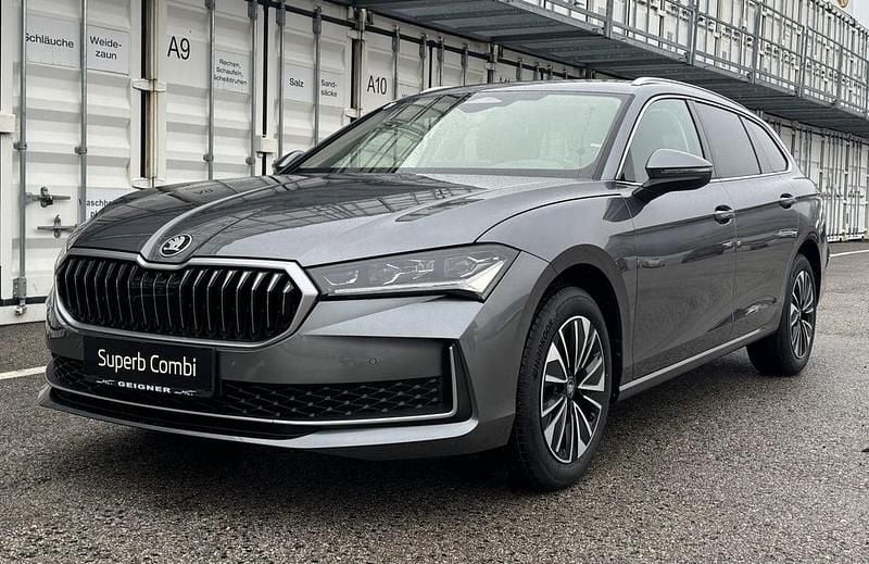 Mittelgrau metallic Neu 2026 Skoda Superb Selection Kombi | € 48.990 (Fairer Preis) - Bild 1/4