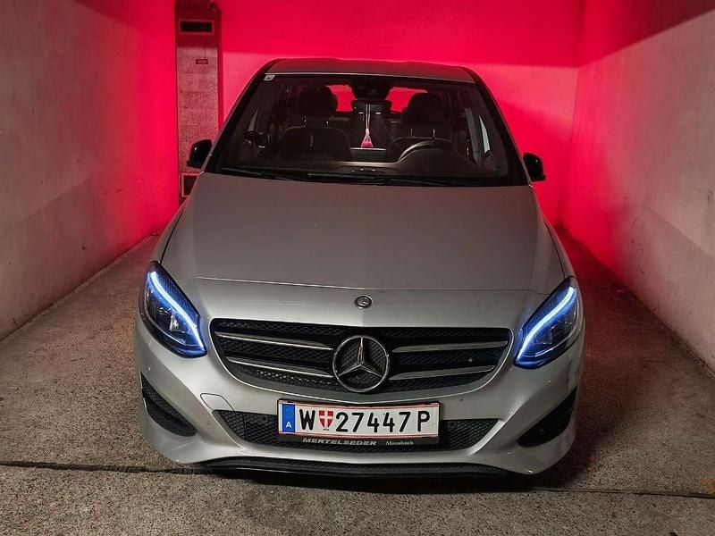 Grau Gebraucht 2015 Mercedes A160 Kombi | € 8.199 (Fairer Preis) - Bild 1/4