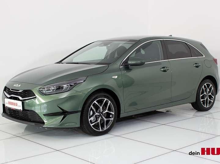 Neu Kia Ceed Attract 99 PS (72 kW) 2025 Grün Kleinwagen