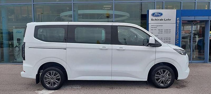 Neu Ford Tourneo Titanium 232 PS (170 kW) 2025 Weiß Kombi