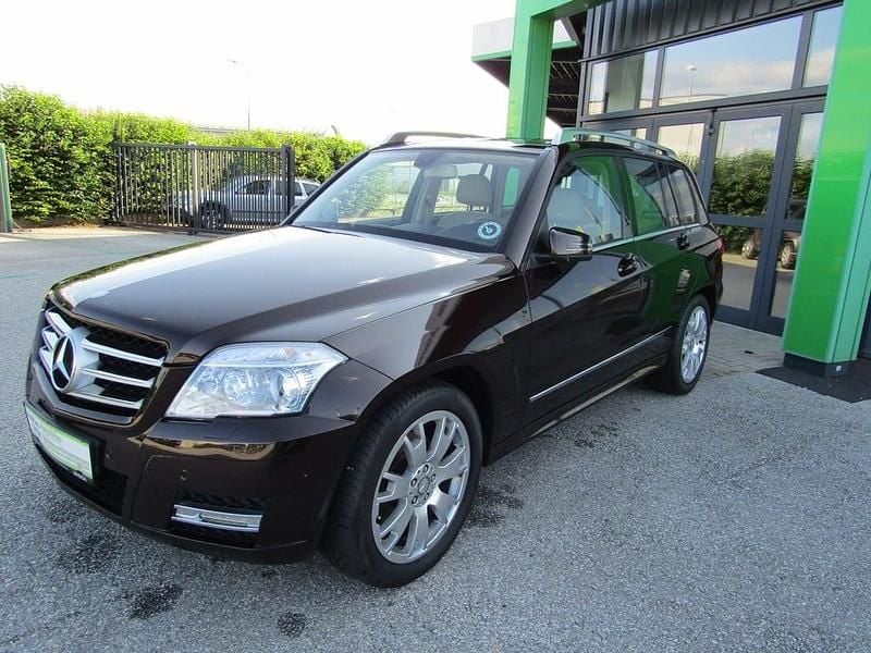 Dunkelrot metallic Gebraucht 2011 Mercedes GLK350 Edition SUV | € 15.900 (Fairer Preis) - Bild 1/4