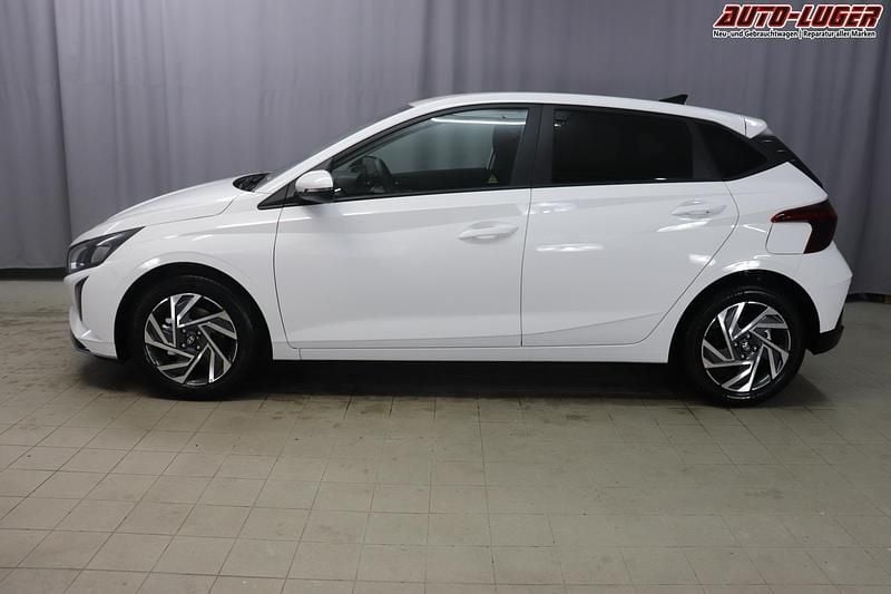 Gebraucht Hyundai i20 101 PS (74 kW) 2023 Atlas white Kleinwagen