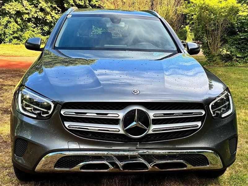 Grau Gebraucht 2020 Mercedes GLC200 SUV | € 38.500 - Bild 1/4