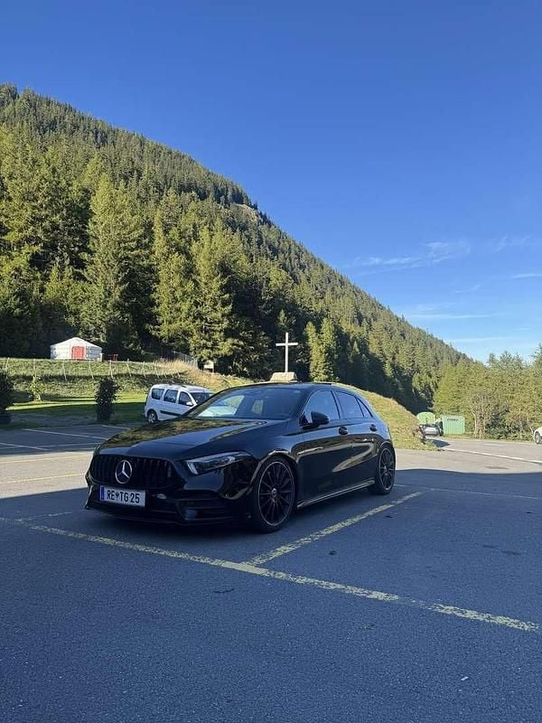 Schwarz Gebraucht 2019 Mercedes 250 AMG line Coupé | € 27.300 - Bild 1/4