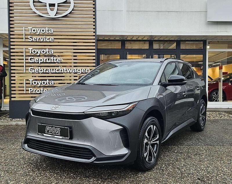 Grau Neu 2025 Toyota bZ4X SUV | € 46.990 (Etwas zu teuer) - Bild 1/4