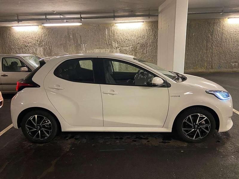 Gebraucht Toyota Yaris Hybrid Active 92 PS (67 kW) 2021 Weiß Limousine