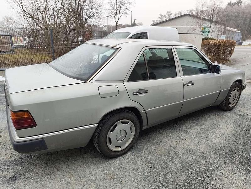 Gebraucht Mercedes E300 103 PS (75 kW) 1990 Silber Limousine