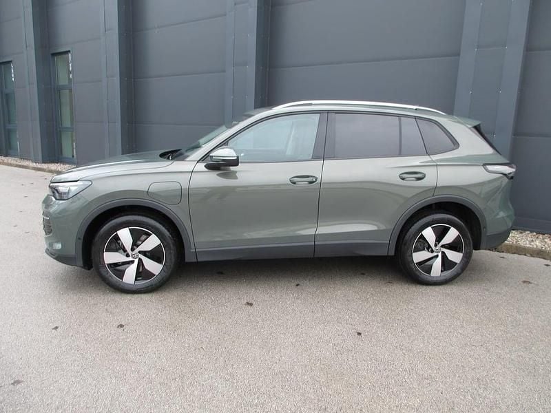 Neu VW Tiguan 204 PS (150 kW) 2025 Mittelgrün metallic SUV