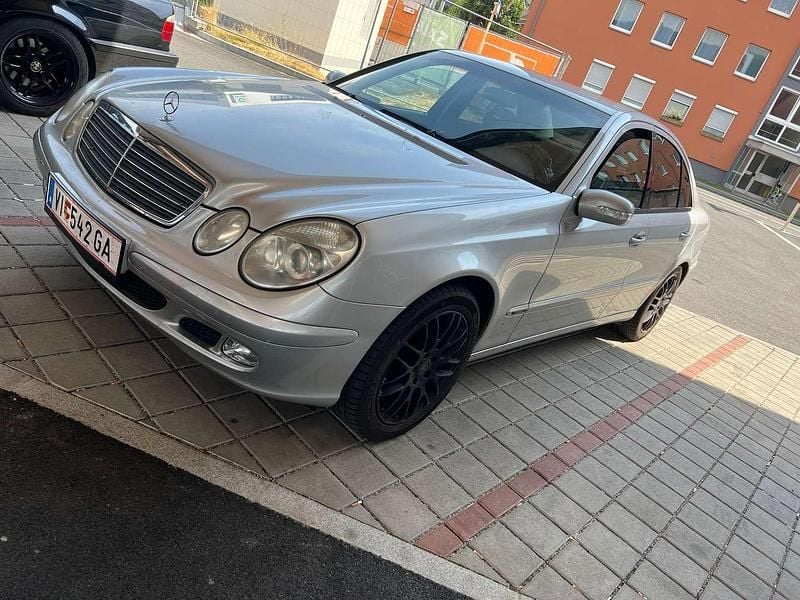 Silber Gebraucht 2003 Mercedes E200 Classic Limousine | € 4.500 - Bild 1/4